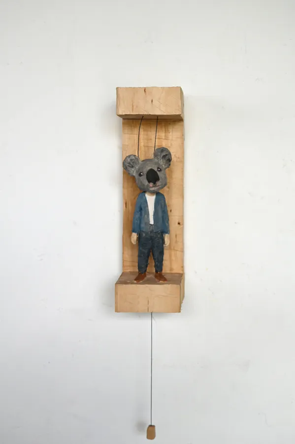 Mann mit sich hebender Koalamaske &mdash; Johannes Hepp