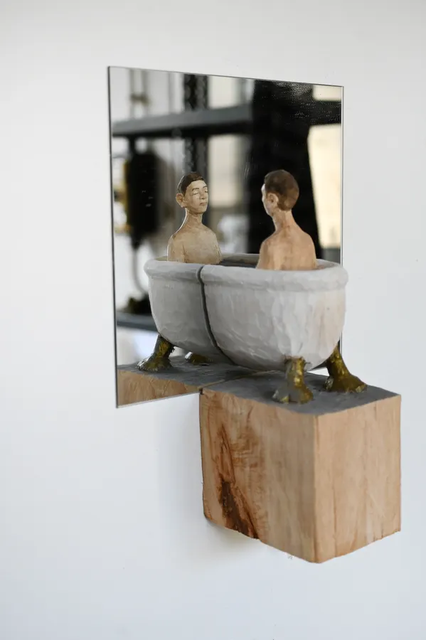 Spiegelobjekt – Mann in Badewanne &mdash; Johannes Hepp
