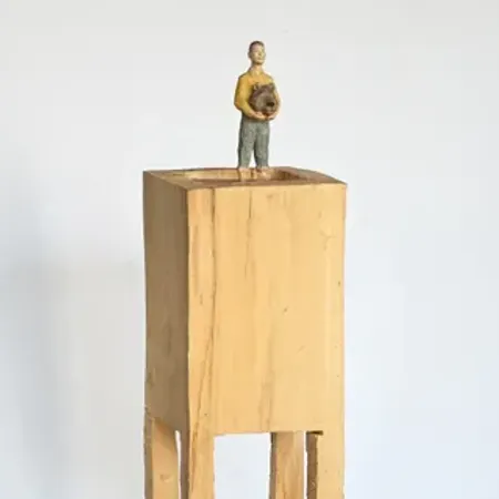 Mann mit Bärenkopf