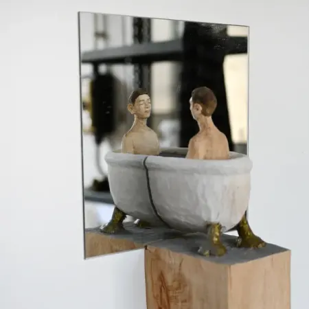 Spiegelobjekt – Mann in Badewanne