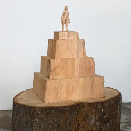 Pyramide mit Akt