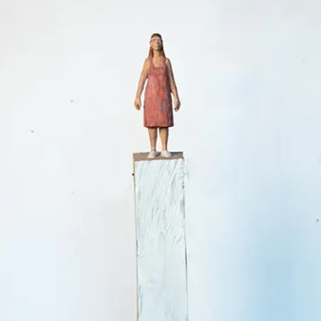 Frau auf dem Keil