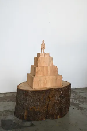 Pyramide mit Akt